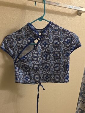 SHEIN Blue and White Printed Crop Top with Knot Front